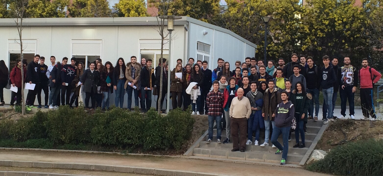 Alberto Prieto con sus alumnos de Ingeniería en Tecnologías de Telecomunicación (5/2/2016).