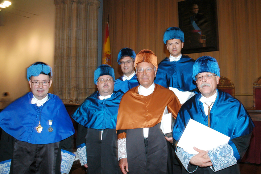  El Prof. Goser acompañado de doctores de la Escuela. de derecha a izquierda: Buenaventura Clares, Ignacio Rojas, Juan Antonio López Villanueva, Manuel Rodríguez y Alberto Prieto.