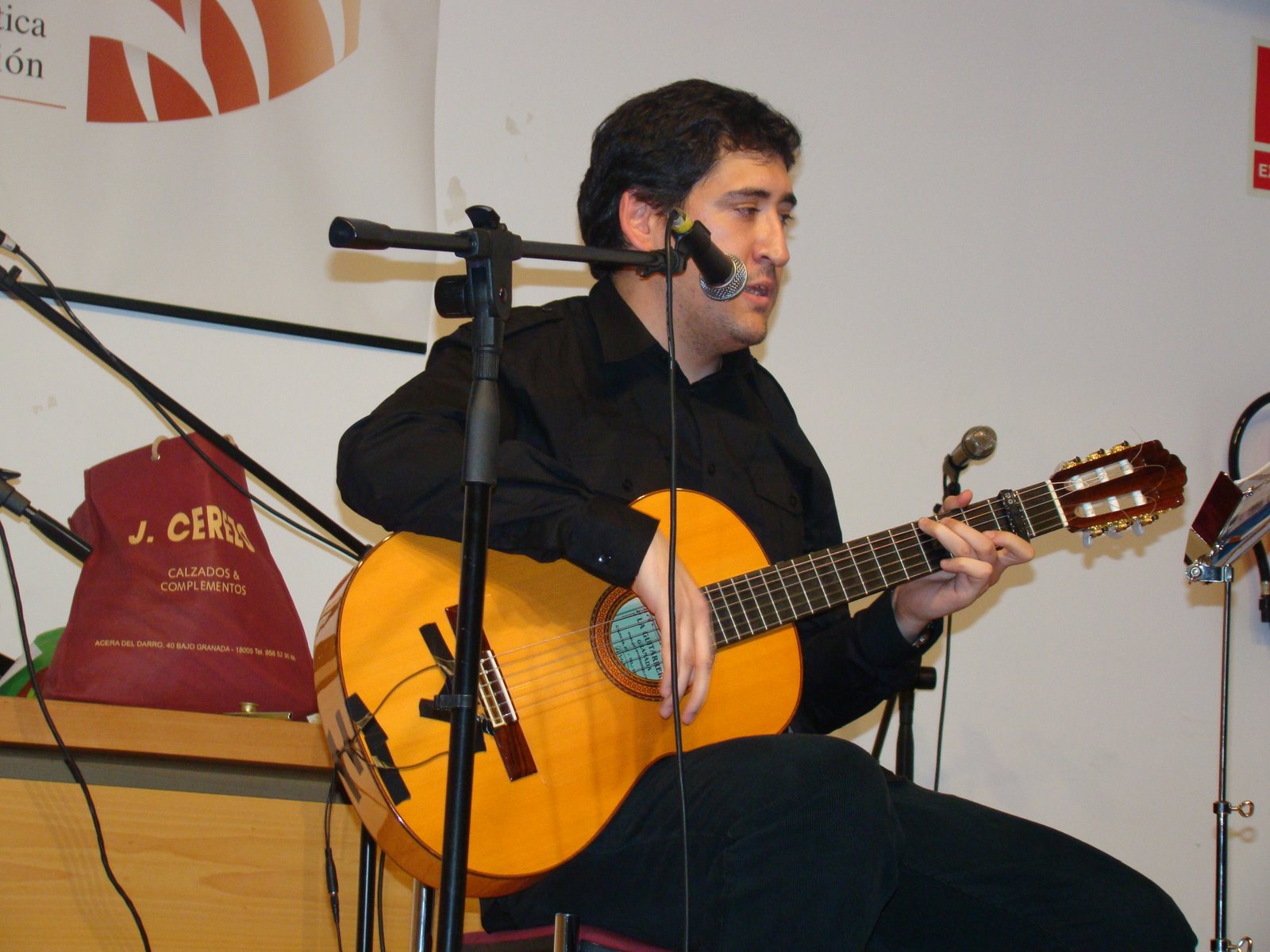 Juanjo Ramos a la guitarra.