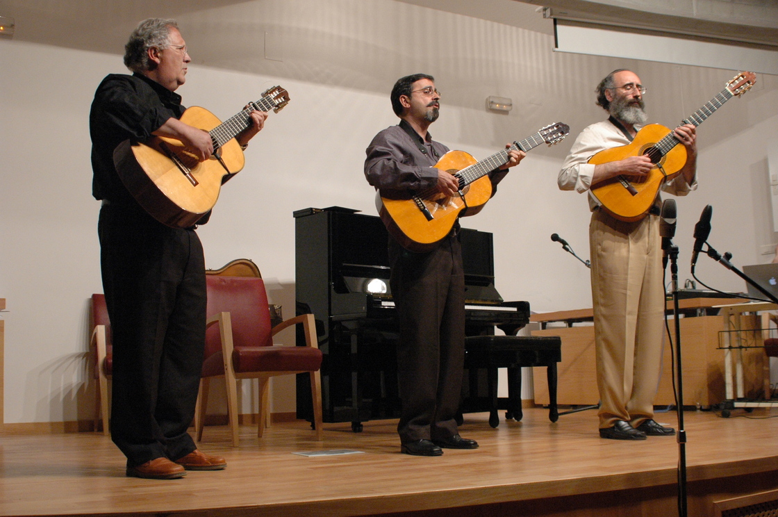 El trio Más Anchos que Panchos (Antonio Rubio, Gonzalo Olivares y Pepe Martínez Aroza), asiduos de las veladas musicales.