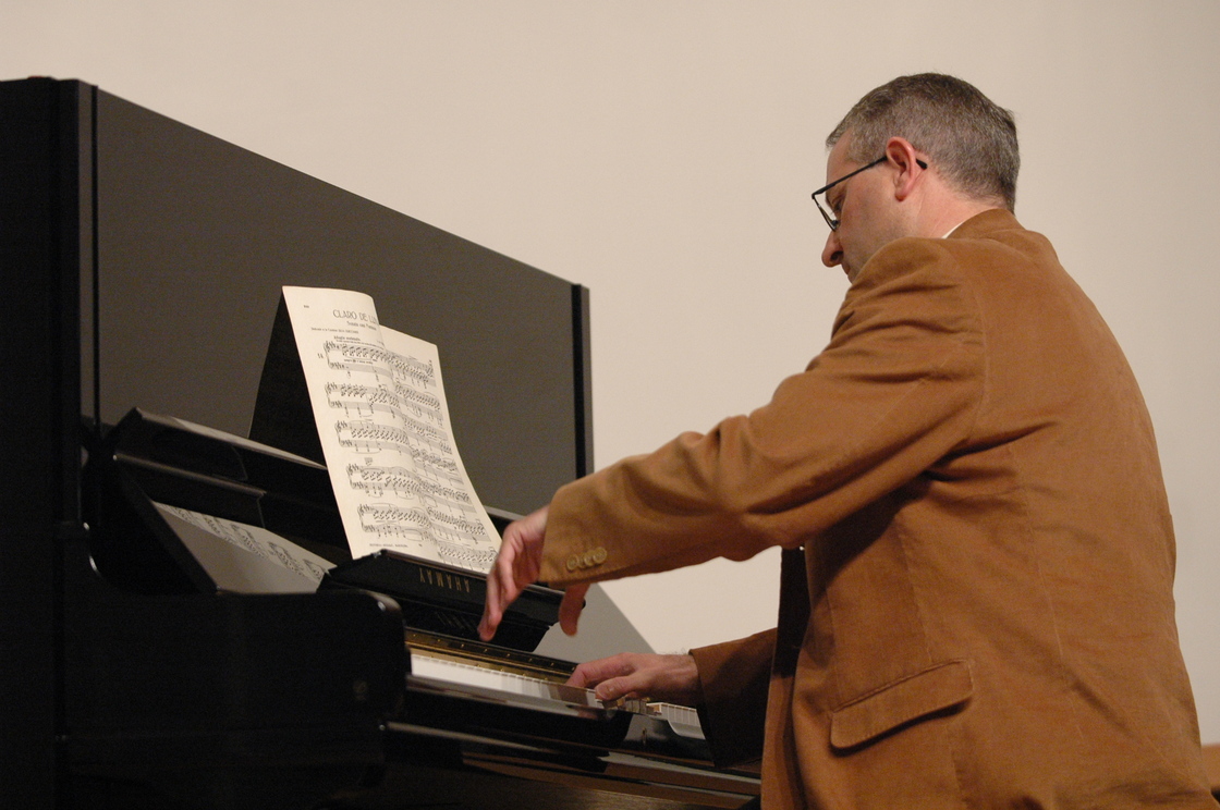 Juan Antonio Barros al piano.